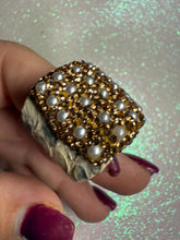Load image into Gallery viewer, Sortija Glam Brillante con Perlas y Cristales ✨💍